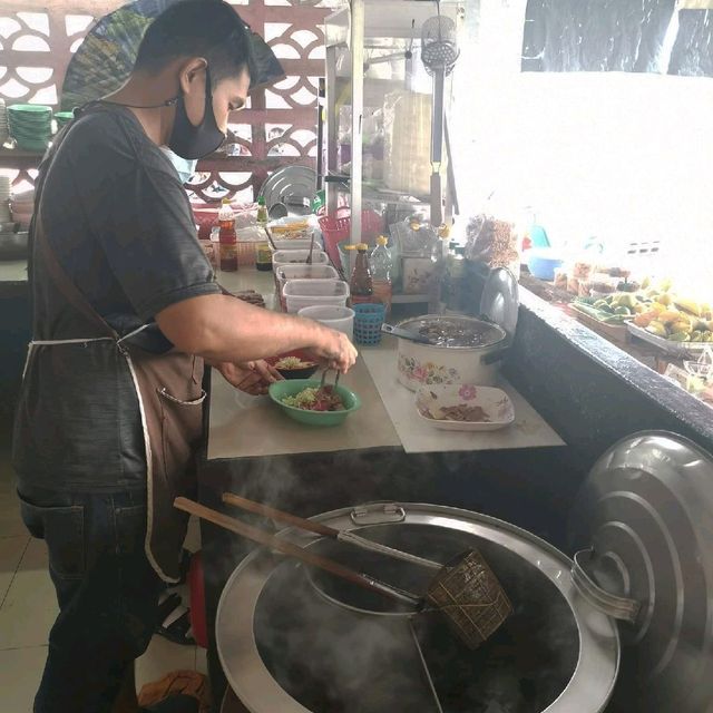ร้านก๋วยเตี๋ยวเนื้อน้ำแดงสูตรโบราณลุงพร