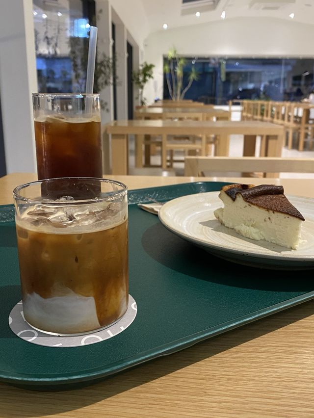 커피가 맛있는 성수동 통유리 카페 ‘오우드’
