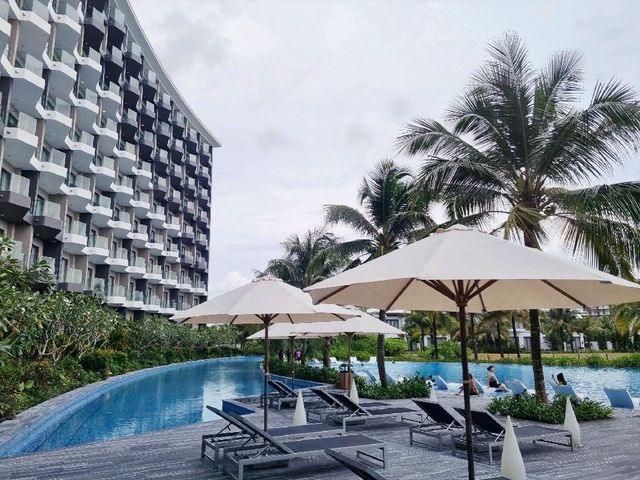 넓고 깊지 않아서 놀기 딱 좋은, Movenpick 푸꾸옥 수영장🌊