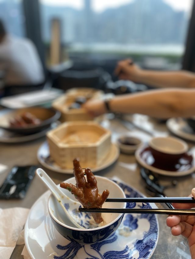 飽覽維港景色 享受特色中菜