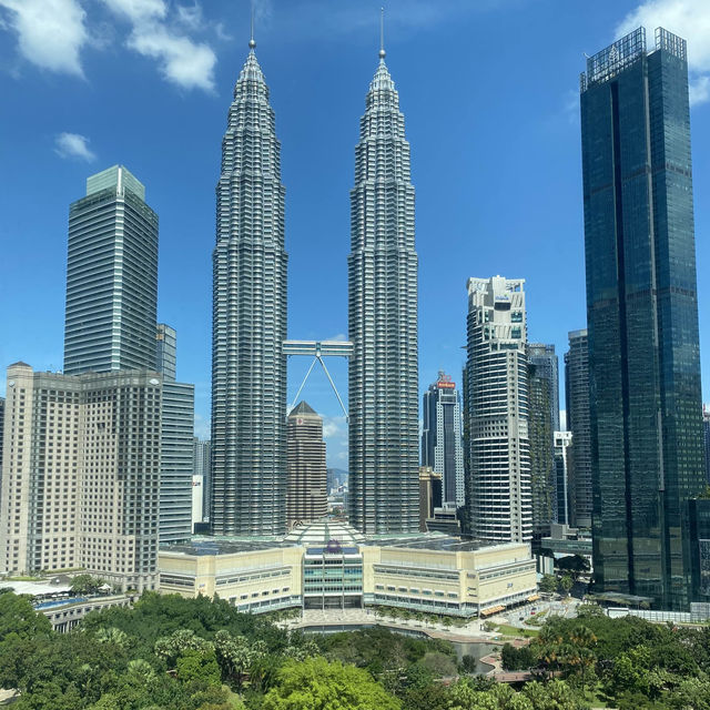 Sleeping with The Giant KLCC 😱