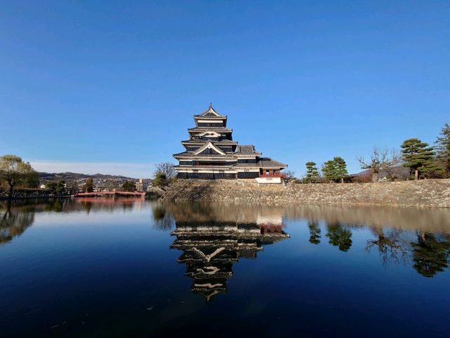 松本市必遊的日本國寶級建築 松本城