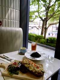 沐浴於樹林與陽光的小黃鴨cafe