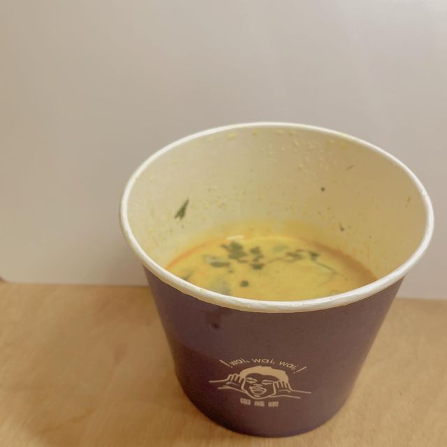 《 喂 ! 有 人 圍 住 餵 你 食 飯 好 威 水 》