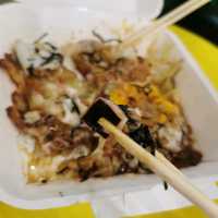 พามากิน โอโคโนมิยากิใส่ไข่ ที่ตลาดต้น​สัก​ 