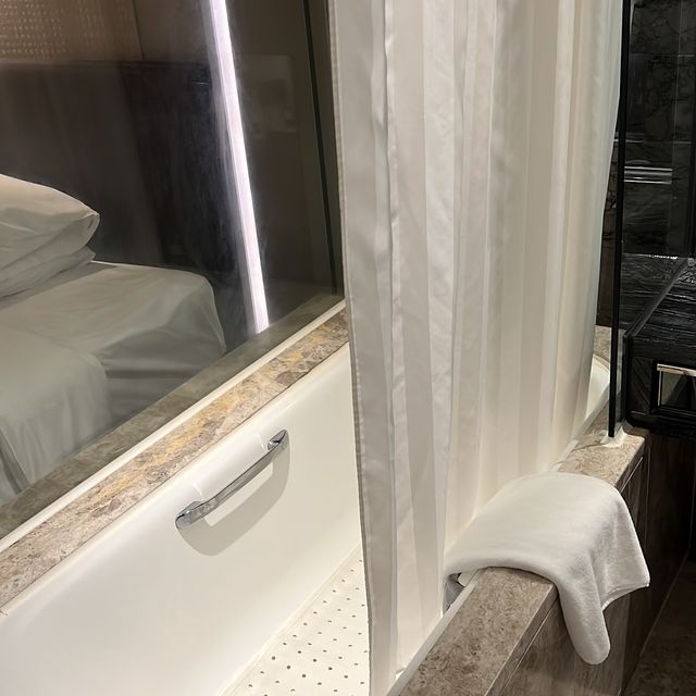 大概$7xx 一晚嘅平靚正浴缸酒店🛁附近美食多到不得了