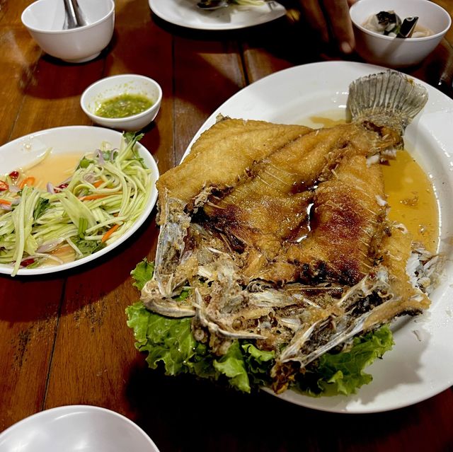 พาครอบครัวทานข้าวที่ครัวอลิสา แหลมสิงห์ 🦐