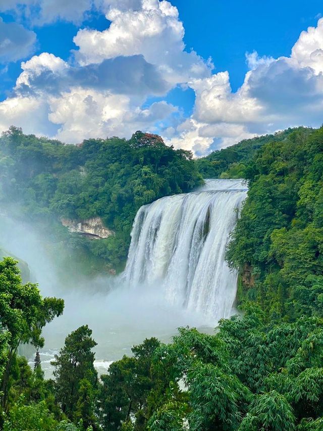 The largest waterfall in Asia!💙