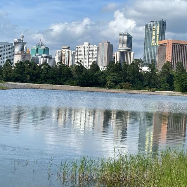 沿梧桐河行走，一路飽覽深圳和香港的城鄉美景