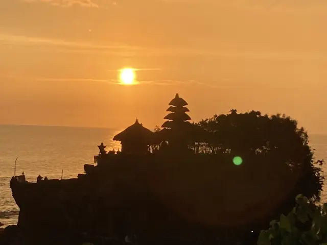 【バリ】夕陽が見えたら最高！「タナロット寺院」