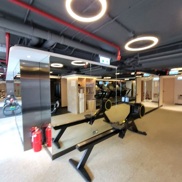 千禧新世界酒店的泳池及健身室