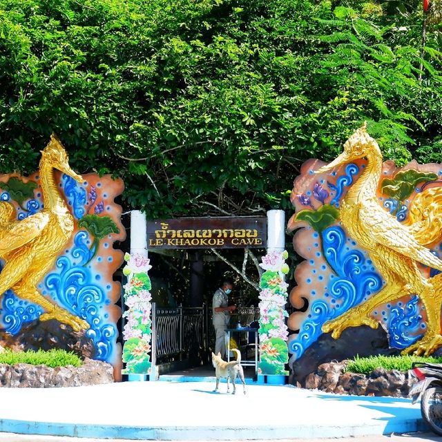 นั่งเรือ ชมถ้ำในเขาหินปูน