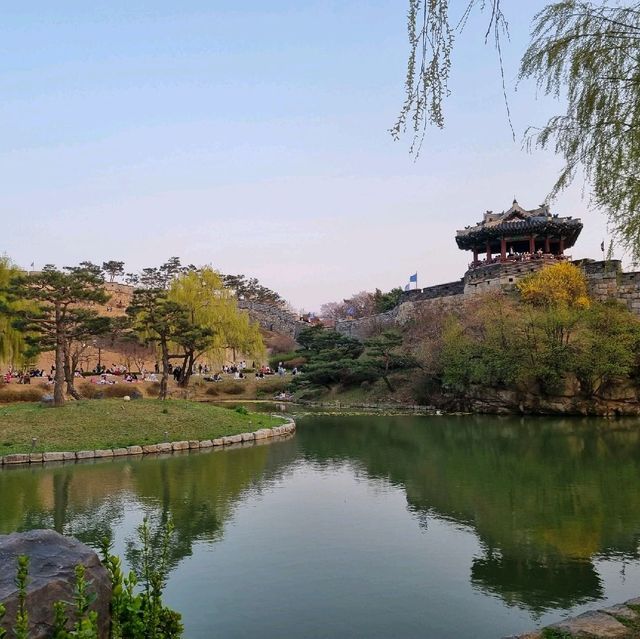 수원의 대표 관광지! 수원 행궁길을 지나 방화수류정에서 나들이도 즐기고 산책도 해보아요!