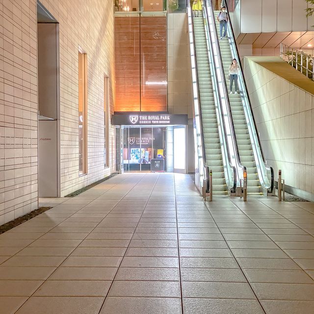 アイコニック東京汐留の入り口の夜の様子