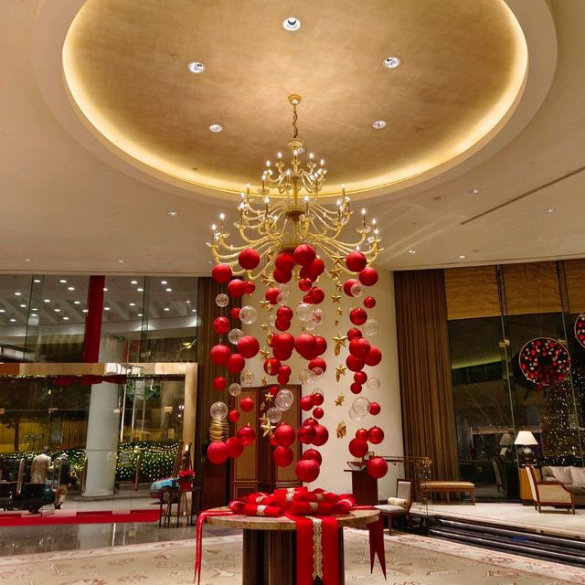 紅配綠加上金色基調，港麗酒店嬴！