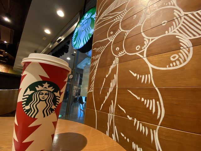 ホリデーシーズン突入。『キャナルシティ博多』スターバックスのクリスマス。