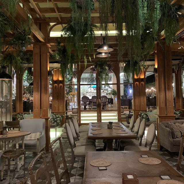 The glass house ร้านอาหารติดชายหาดวงศ์อมาตย์