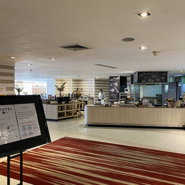 บุฟเฟ่ต์มื้อกลางวันที่ The Square Novotel สีลม