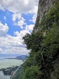 Path along the mountain edge in Xishan park