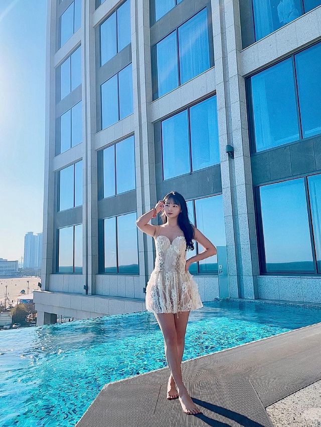 해운대 바다와 세련된 호텔 건물이 어우러지는 "그랜드조선 부산" 수영장