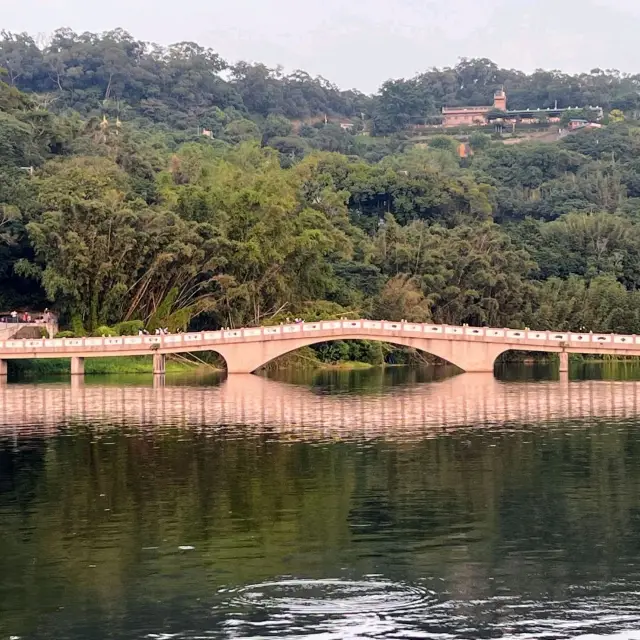 適合散步的青草湖，還可接到有溜滑梯的公園喔！