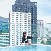 สระว่ายน้ำลอยฟ้า “Stay Bridge Suites” ใจกลางเมือง