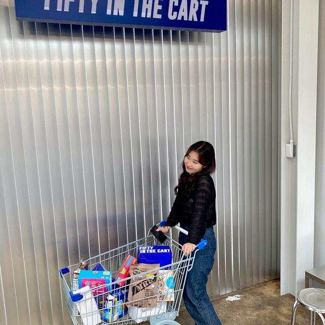 그냥 테이블 아니고 카트테이블! 시원한 색감과 하이틴 감성이 돋보이는 연남동 카페 <피프티인더카트>
