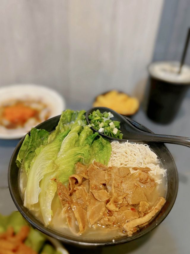 特濃🐷骨湯熬製湯米線