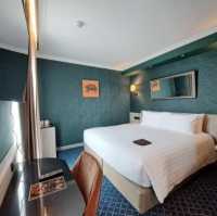 the coach  hotel  ในห้องตกแต่งหรูหรา สีเขียวได้ใจ