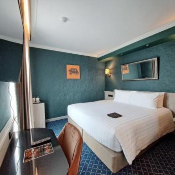 the coach  hotel  ในห้องตกแต่งหรูหรา สีเขียวได้ใจ
