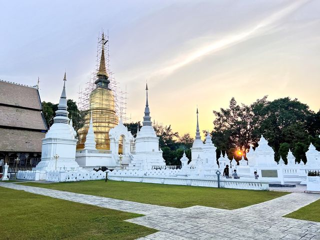 พระปฏิมากรเก้าตื้อ และกู่เจ้าหลวง ณ วัดสวนดอก