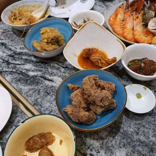 Buffet dinner along the bank of SG river