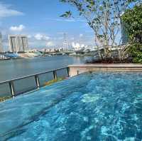 Pool with a view🤩