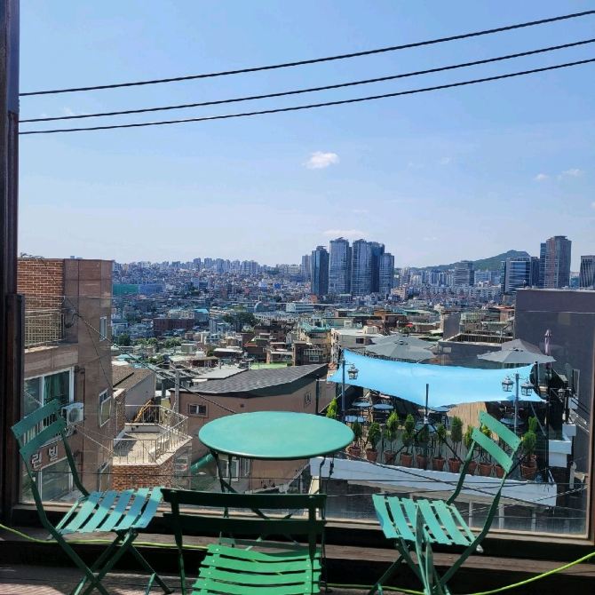 남산타워가 보이는 해방촌 루프탑 카페 오잇 | 트립닷컴 서울 트래블로그