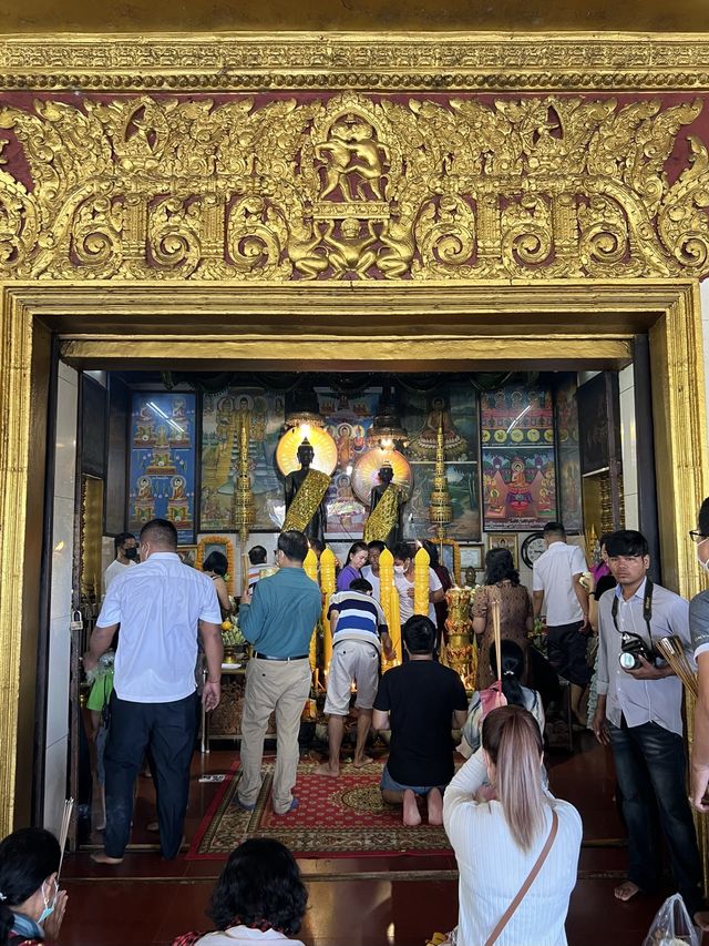 สักการะสิ่งศักดิ์สิทธิ์คู่บ้านคู่เมืองเสียมเรียบ