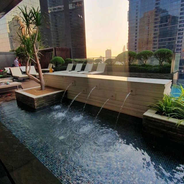 พาชม Swimming Pool @ Eastin Grand Sathorn