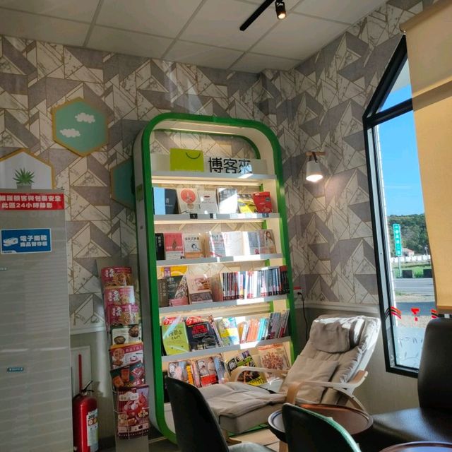 7-11銅高門市-博客來、甜甜圈、舒適座位區