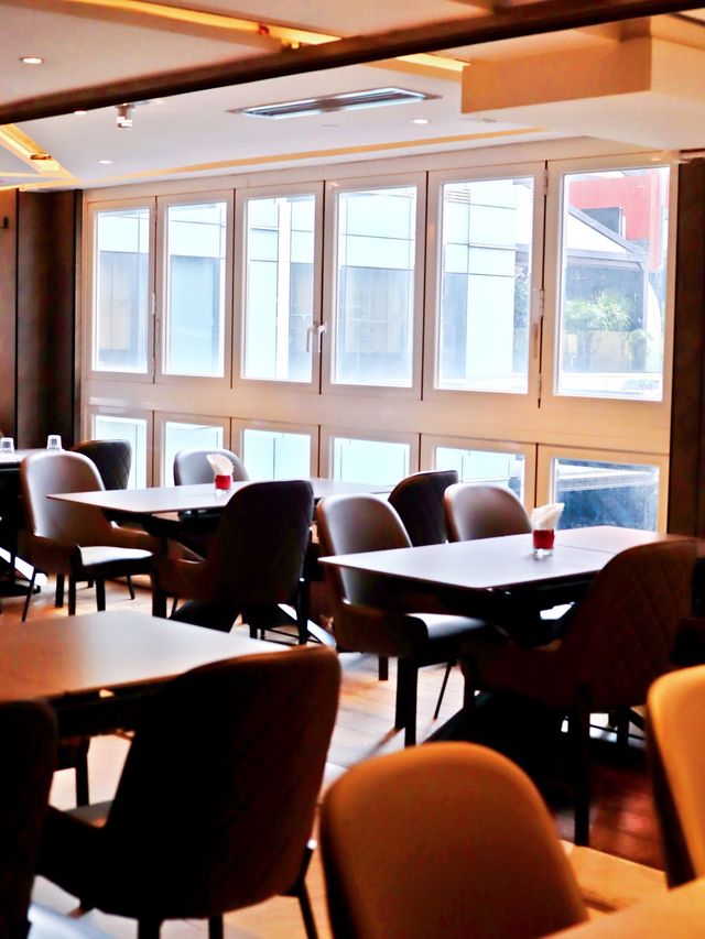 蘭桂坊都可以靜靜地品嚐午餐 今日難得同蝦子餅出嚟拍拖， 想靜靜地食過午餐，就搵咗間樓上餐廳 我哋一人一份午餐 Chef's Salad 好大份，還加入大量清甜西瓜 令整份沙律更清新可口 精選濃湯係南瓜