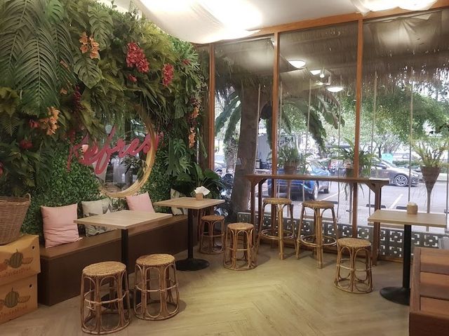 Refresh Tropical café