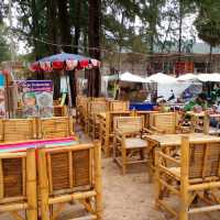 เสิร์พอาหารพร้อม"วิวทะเล"ที่ Anda Restaurant..