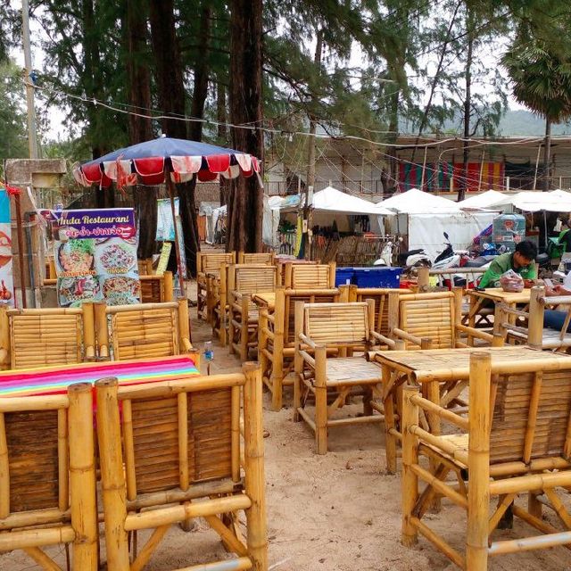 เสิร์พอาหารพร้อม"วิวทะเล"ที่ Anda Restaurant..