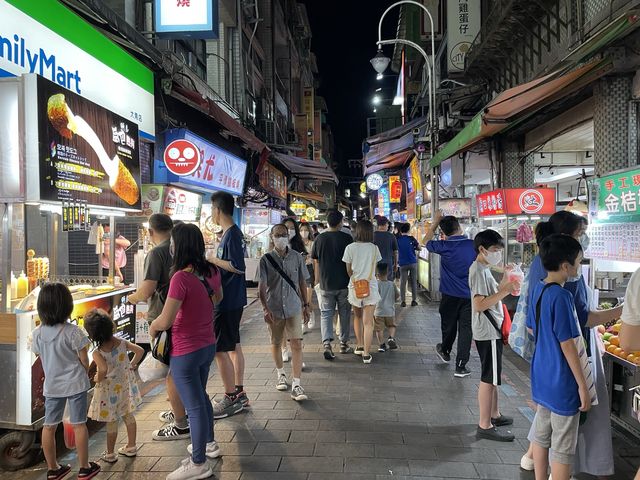 台北大家最愛的夜市士林夜市讓你吃飽飽逛滿滿 