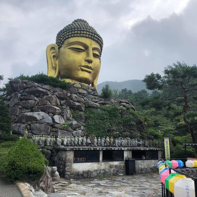 วัดที่มีพระเศียรไม้ ที่ใหญ่ที่สุดในโลก 