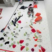 大小M顯出佢哋第一次 玩徒手攀石Bouldering
