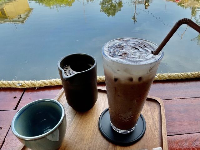 𝐊𝐨𝐝𝐝𝐢𝐧 𝐊𝐥𝐢𝐧𝐧𝐚 𝐂𝐚𝐟𝐞 • กอดดินกลิ่นนา