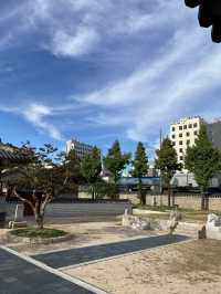 แวะพักผ่อนที่สวนสไตล์เกาหลี Dongmyo Park