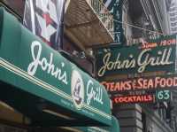 유니언 스퀘어의 오래된 스테이크 맛집 “John’s Grill”