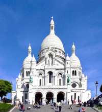 Snow-white Sacré-Cœur Basilica, Paris, France.