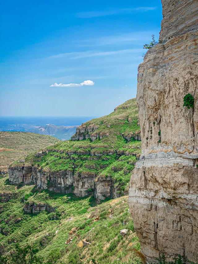 Beijing Hiking | Exploring the Dragon Palace Mountain Stone Array and Discovering the Thousand-Year Flower Tower.