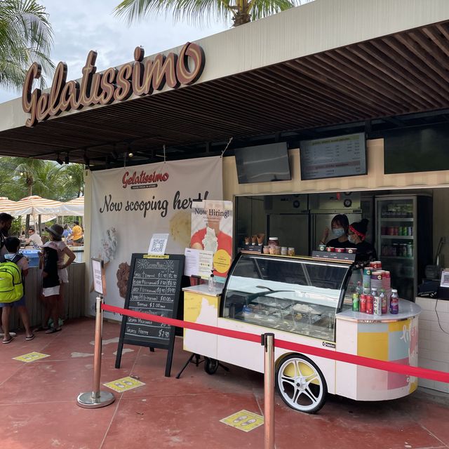 Many food options at Siloso Beach 